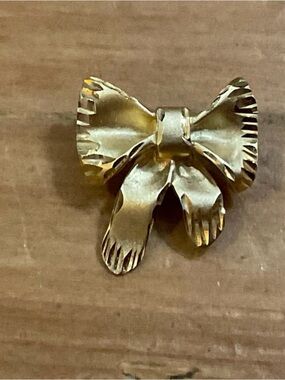 Vintage; uniqueness 14k. Yellow gold Small shinny craved bow/Ribbon Charm.